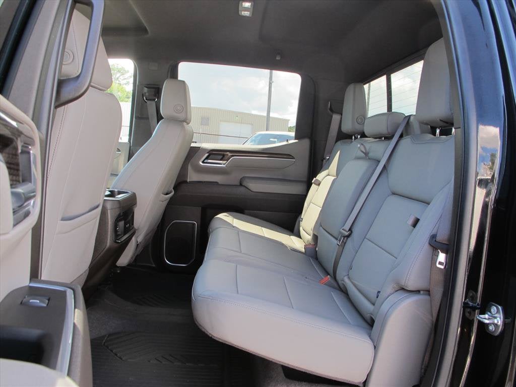 2026 Chevrolet Silverado 1500 LT Crew Cab Pickup Slide 15