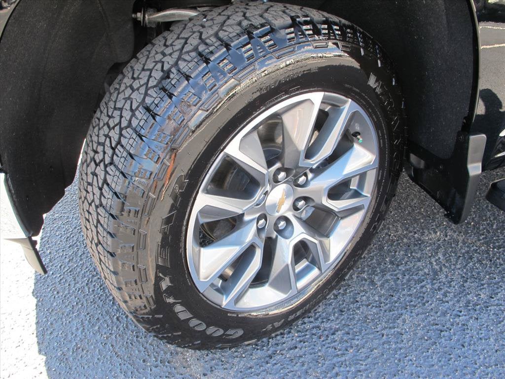 2026 Chevrolet Silverado 1500 LT Crew Cab Pickup Slide 17