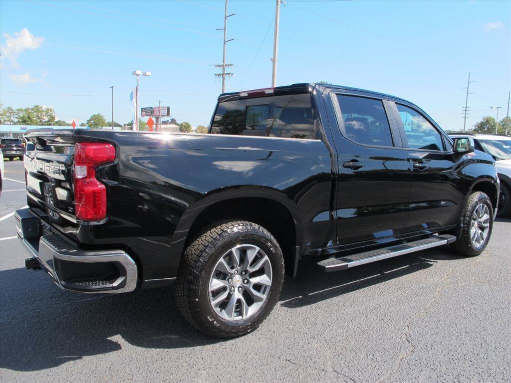 2026 Chevrolet Silverado 1500 LT Crew Cab Pickup Slide 2