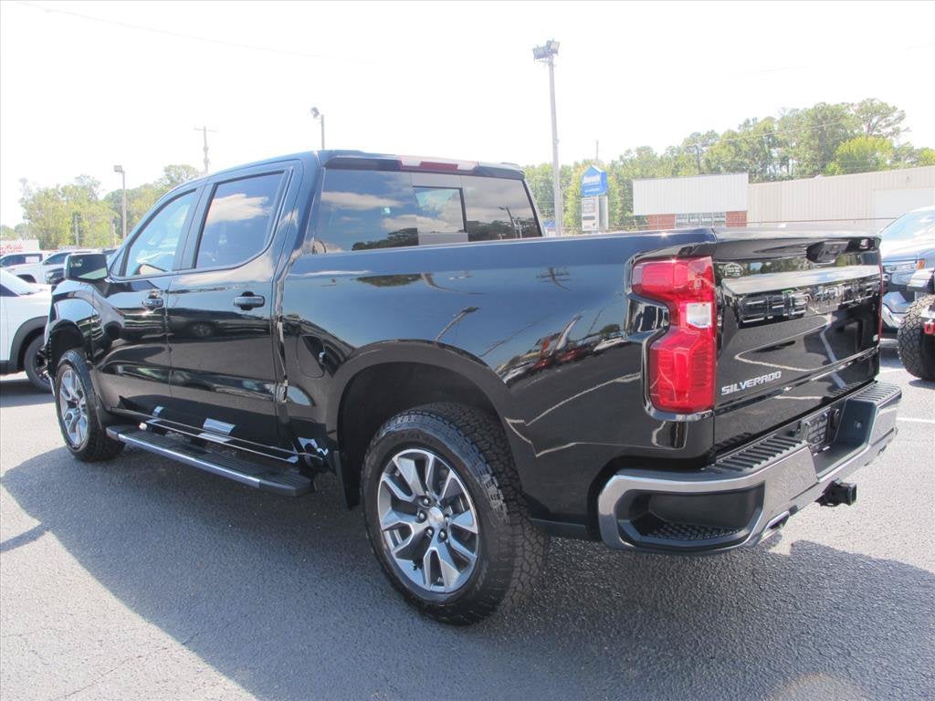 2026 Chevrolet Silverado 1500 LT Crew Cab Pickup Slide 4