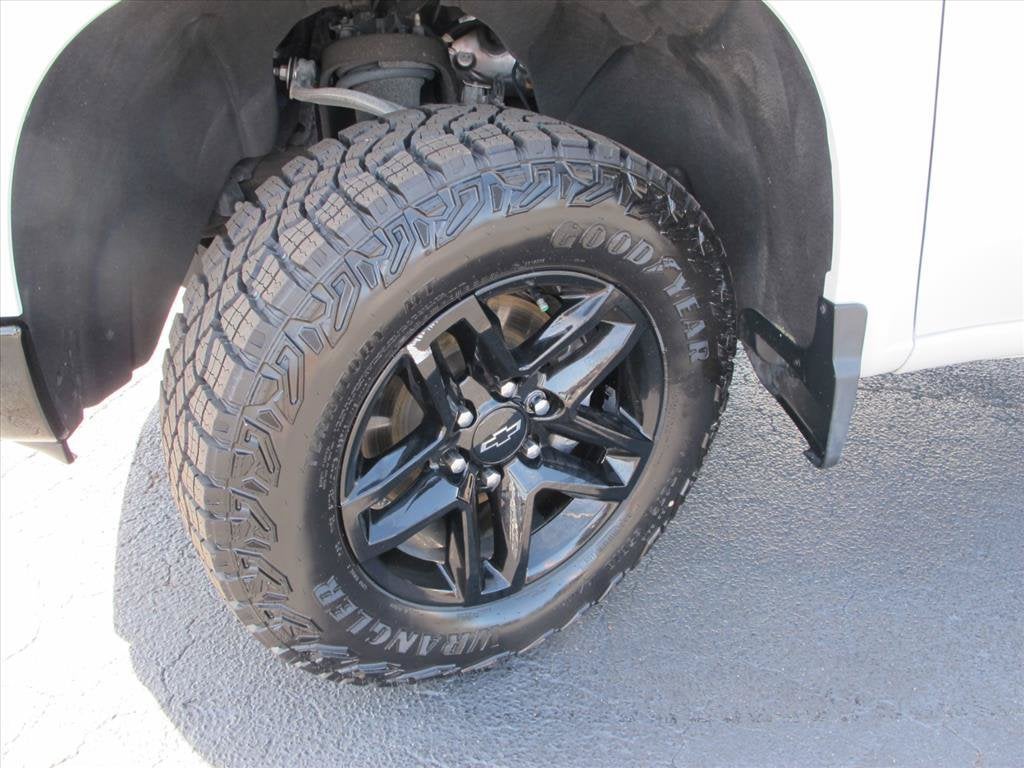 2023 Chevrolet Silverado 1500 LT TRAIL BOSS Crew Cab Pickup Slide 17