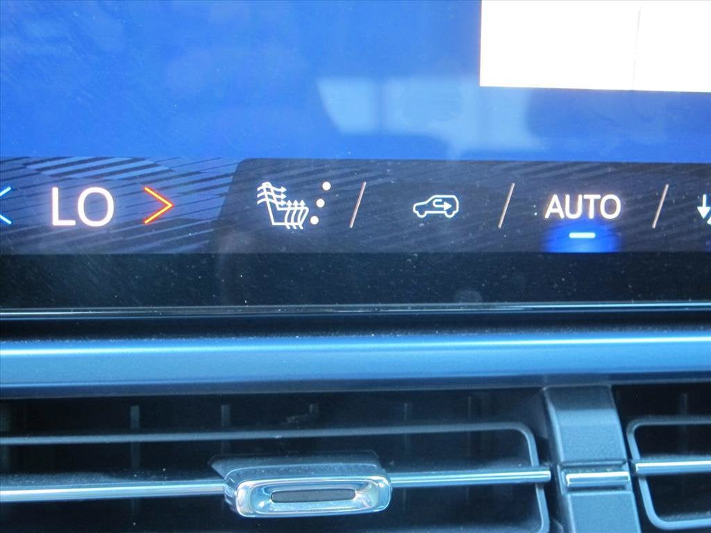 2024 Chevrolet Equinox EV 2LT SUV Slide 11