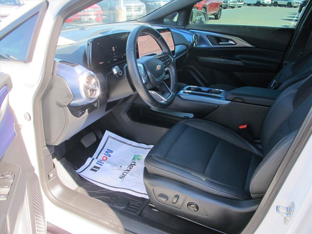 2024 Chevrolet Equinox EV 2LT SUV Slide 8