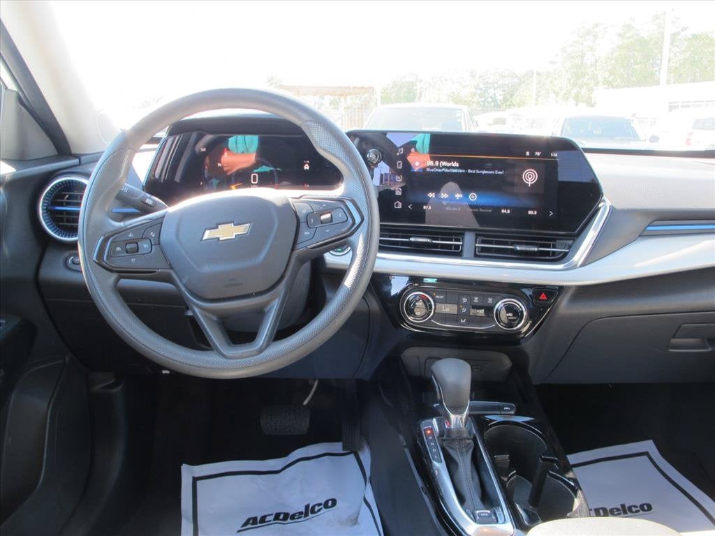 2025 Chevrolet Trax LT SUV Slide 14