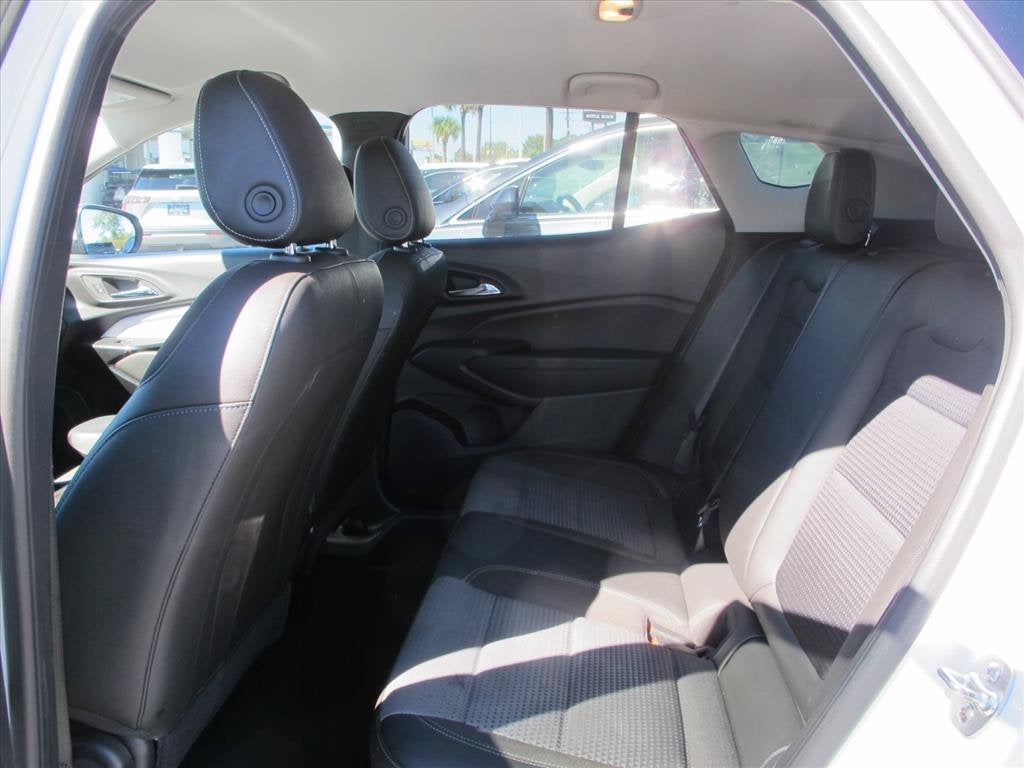 2025 Chevrolet Trax LT SUV Slide 15