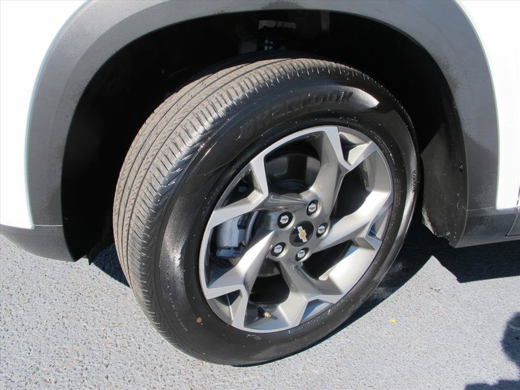 2025 Chevrolet Trax LT SUV Slide 17