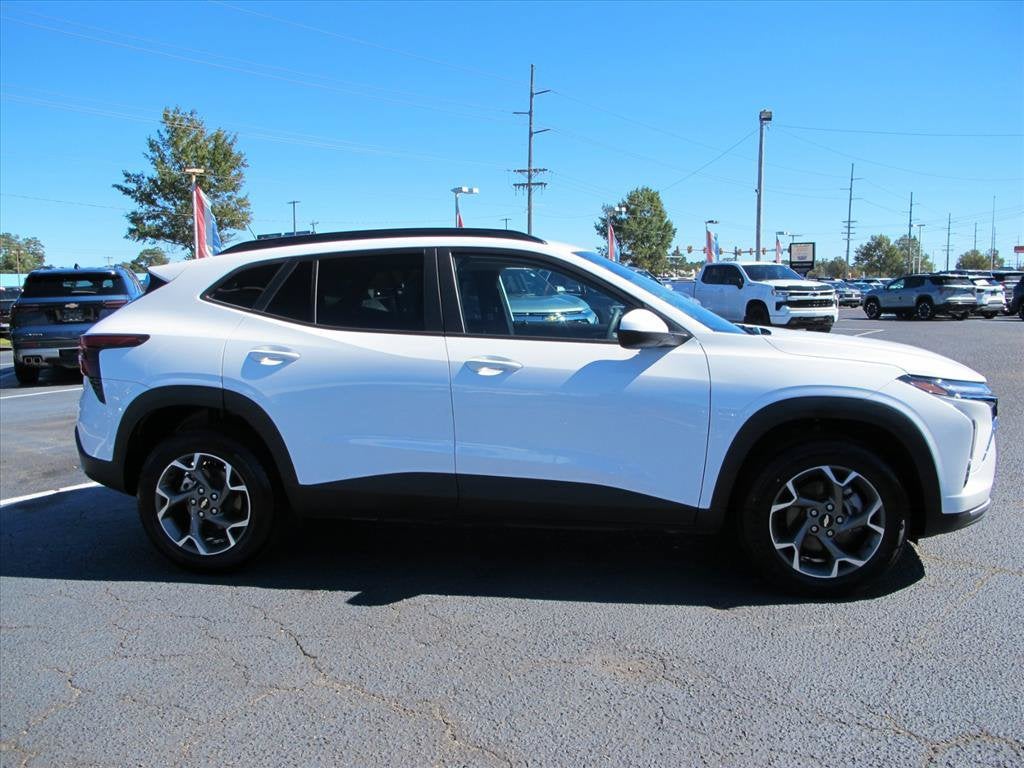 2025 Chevrolet Trax LT SUV Slide 1