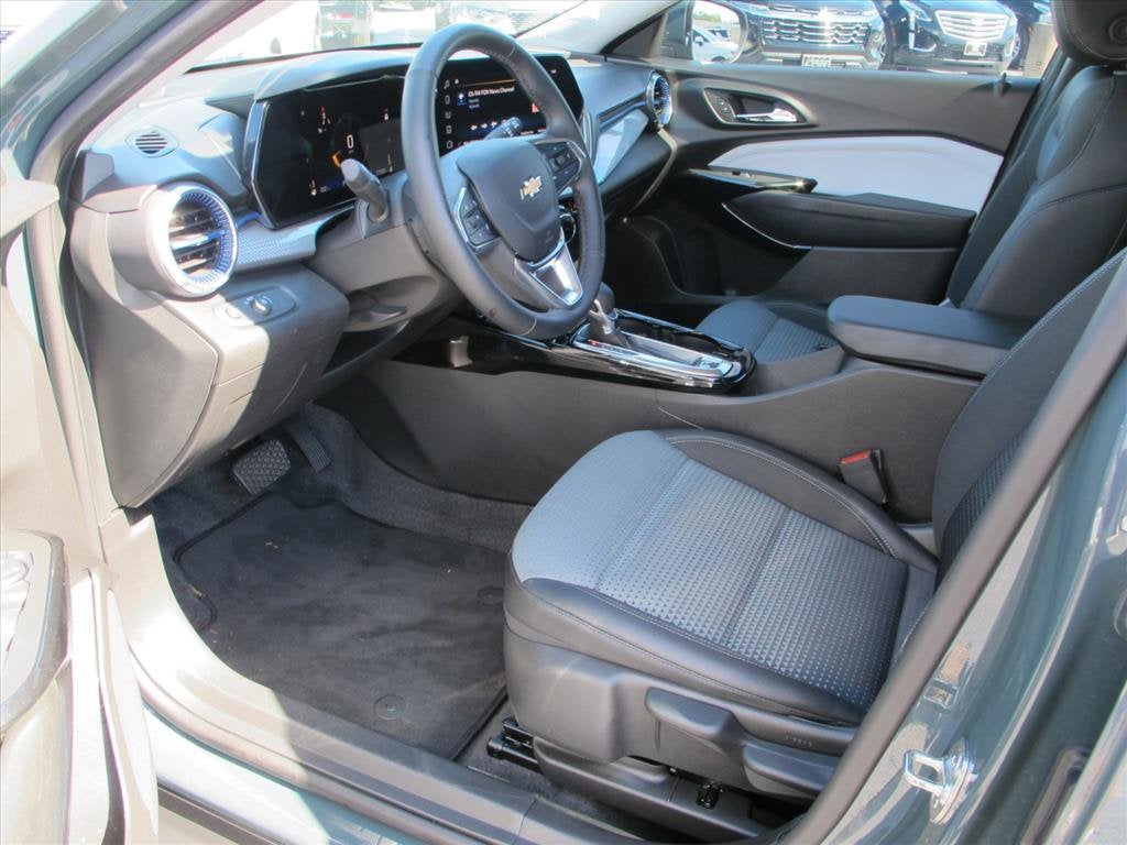 2025 Chevrolet Trax LT SUV Slide 9