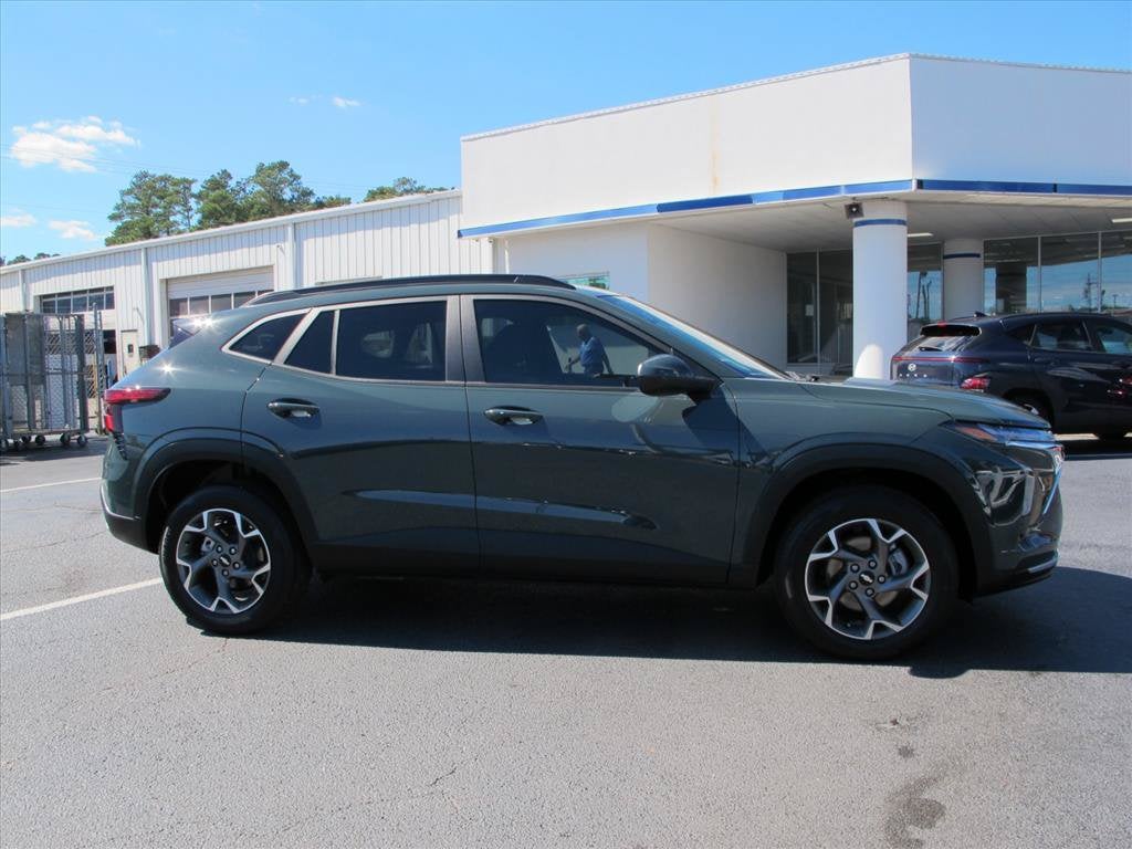 2025 Chevrolet Trax LT SUV Slide 1