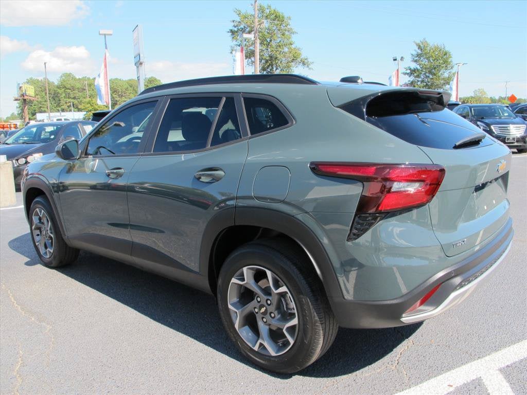 2025 Chevrolet Trax LT SUV Slide 4