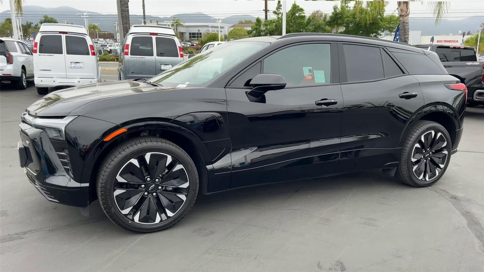 View vehicle photo 4