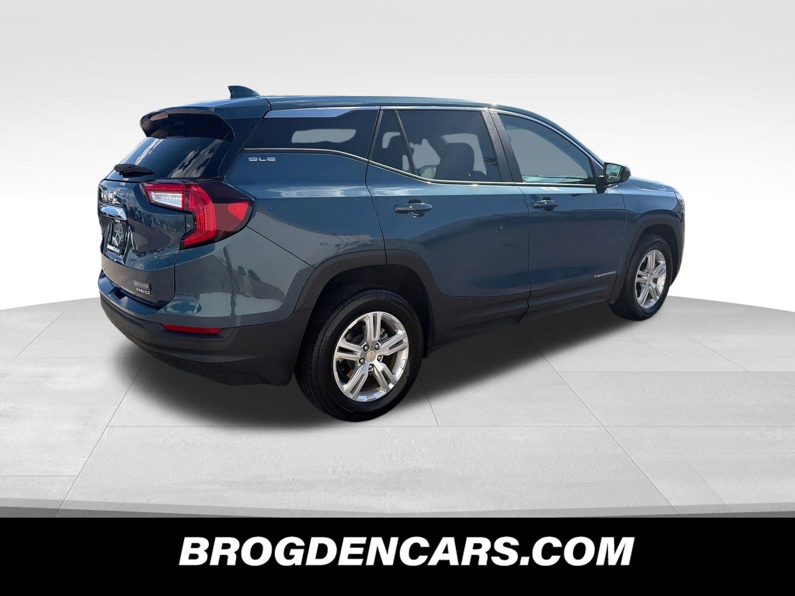 View vehicle photo 3
