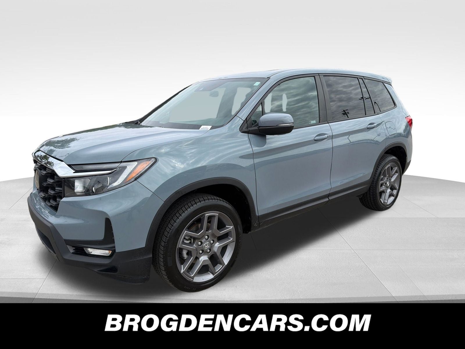 View vehicle photo 4