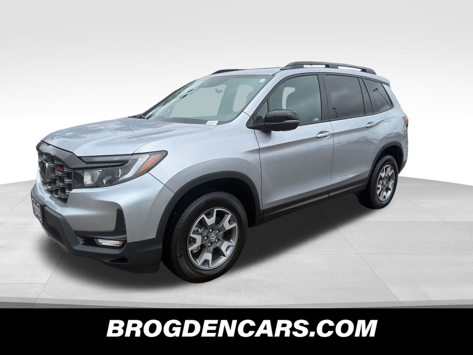 View vehicle photo 4