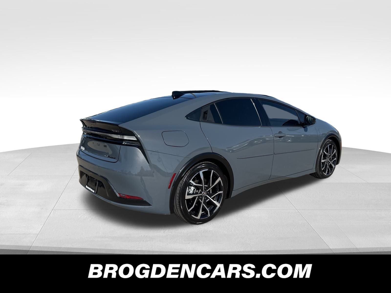 View vehicle photo 3