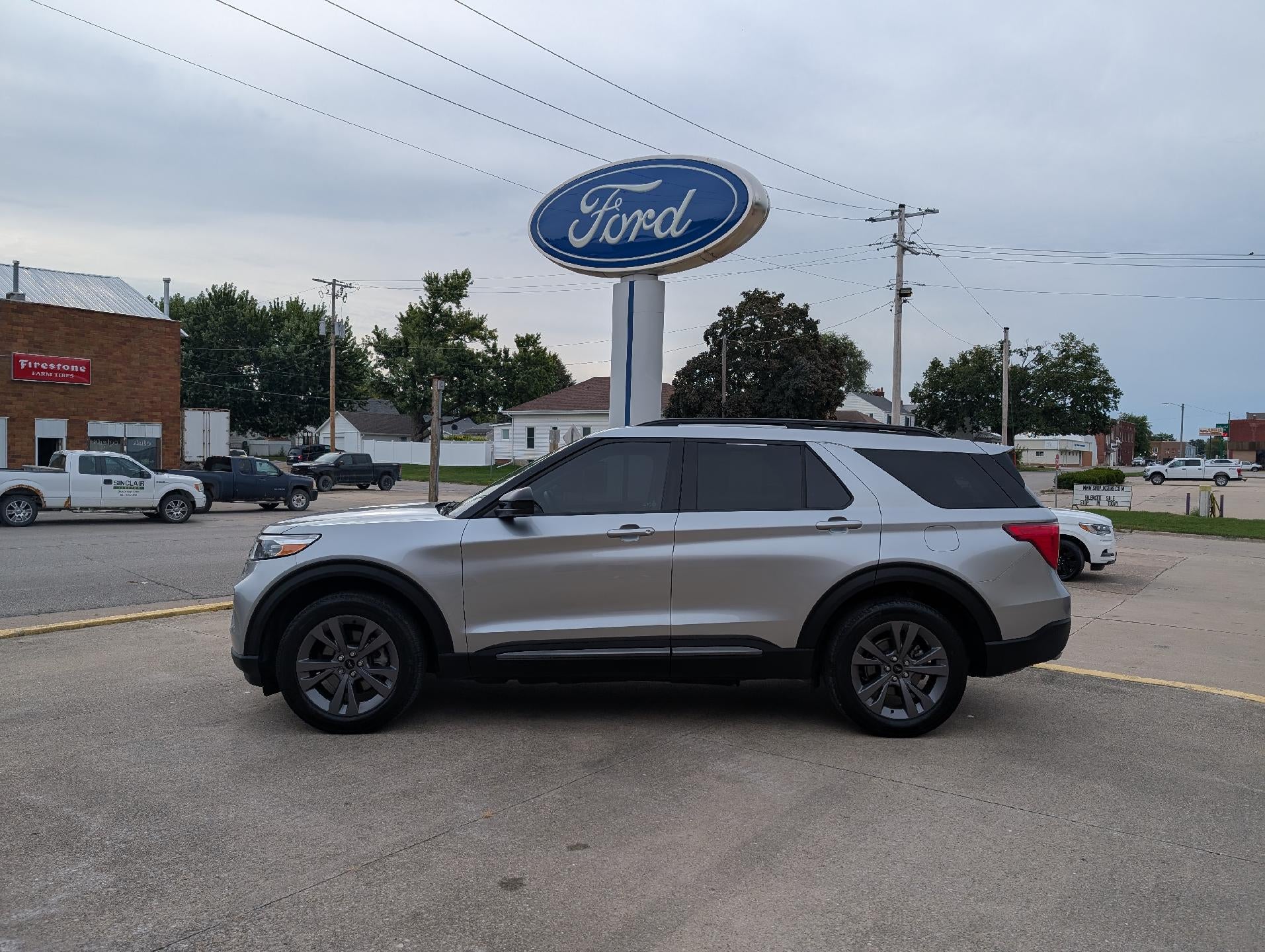  2024 Ford Explorer XLT AWD   