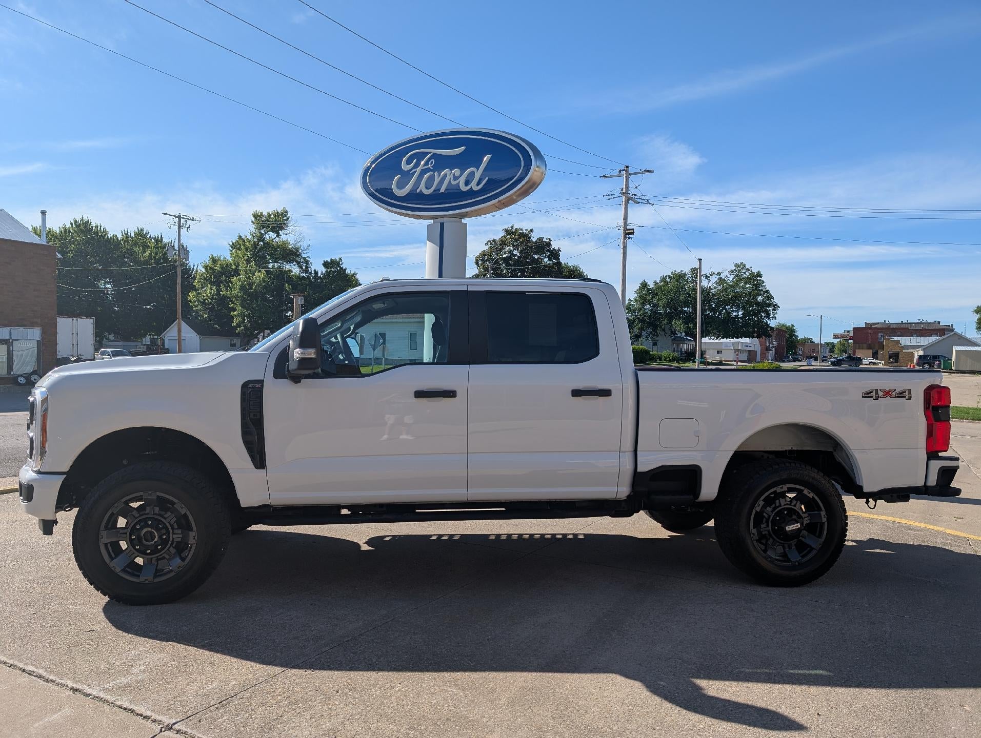 Oxford White 2023 Ford F-250 Super Duty Pickup Truck Four-Wheel Drive Automatic
