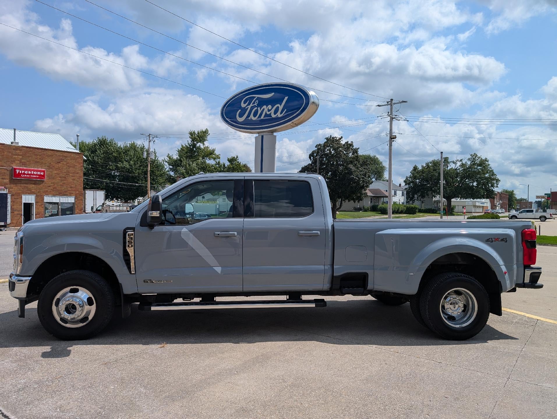  2025 Ford F-350 Super Duty Lariat Crew Cab LB DRW 4WD   