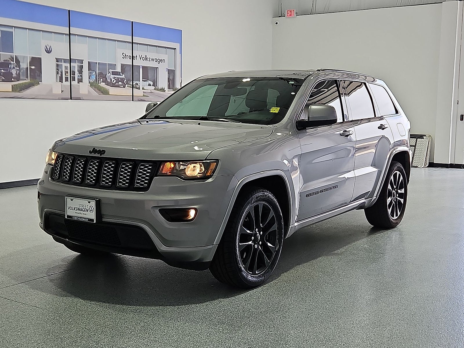 View vehicle photo 4