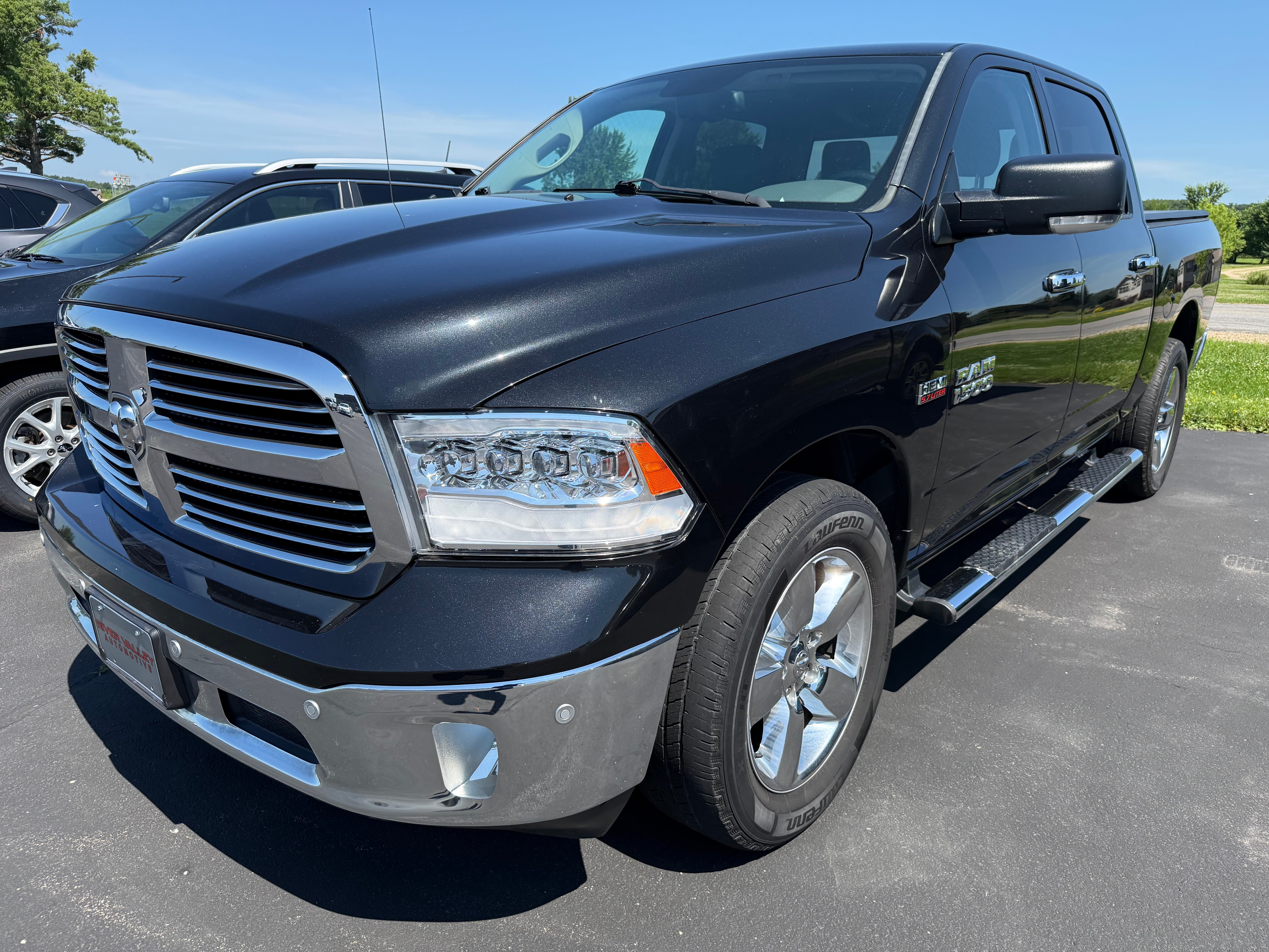 2015 RAM 1500 Negro (Brilliant Black Crystal Pearlcoat) Camioneta Todo terreno Automática