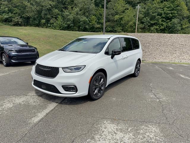 Bright White Clear-Coat Exterior Paint 2026 Chrysler Pacifica Minivan All-Wheel Drive 9-Speed Automatic