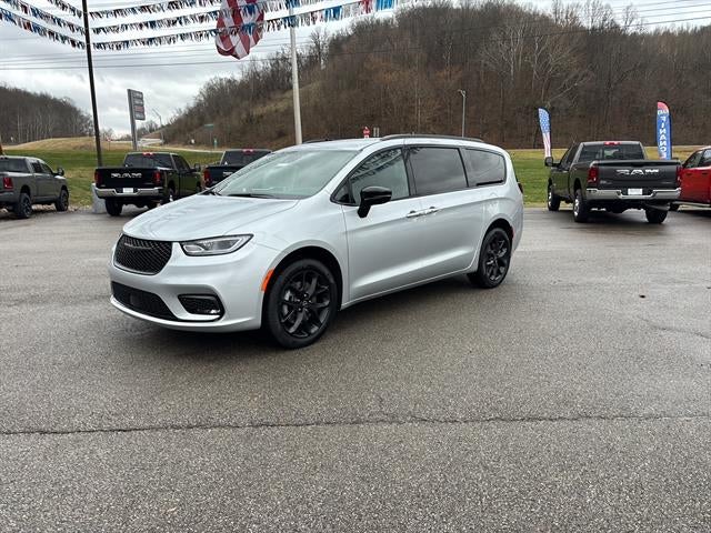 Silver Mist Clear-Coat Exterior Paint 2026 Chrysler Pacifica Minivan All-Wheel Drive 9-Speed Automatic