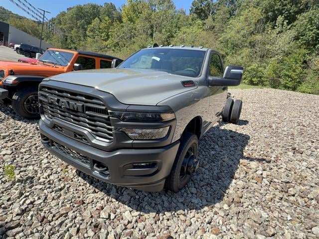 2026 RAM 3500 Chassis Gris (Ceramic Gray Clearcoat) Camioneta Todo terreno Automática