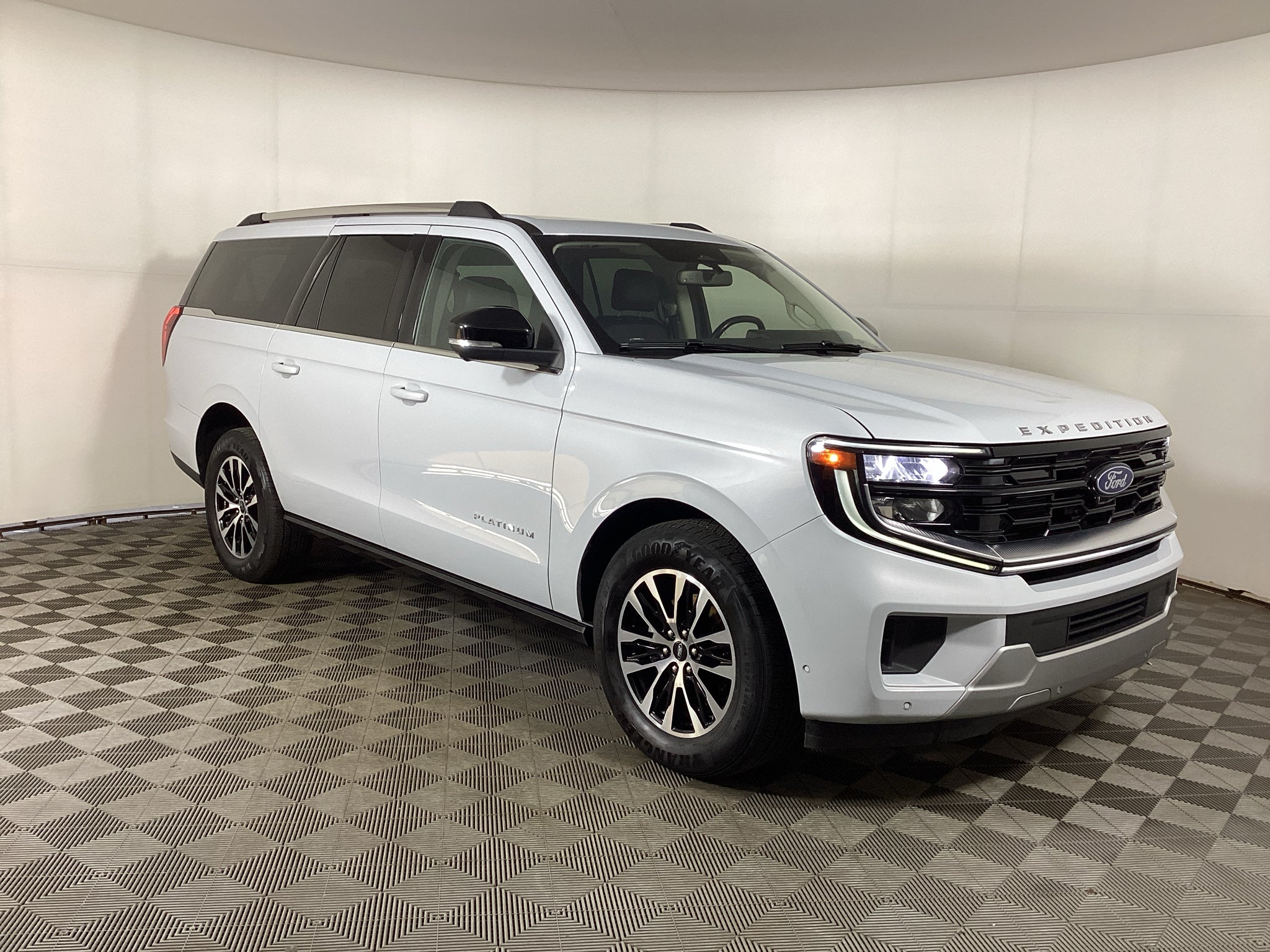 Space Silver Metallic 2025 Ford Expedition SUV / Crossover Four-Wheel Drive Automatic
