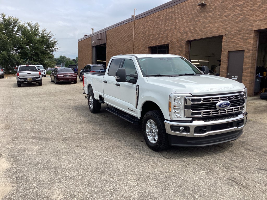 Oxford White 2026 Ford F-350 Super Duty Pickup Truck Four-Wheel Drive Automatic