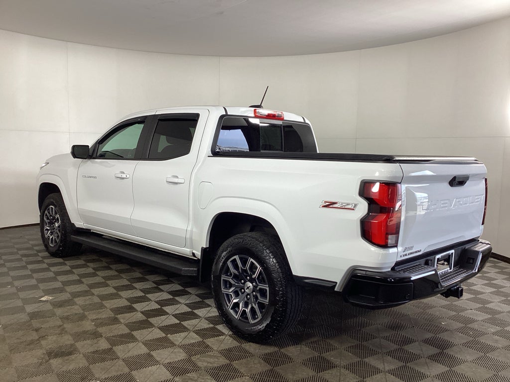 View vehicle photo 4