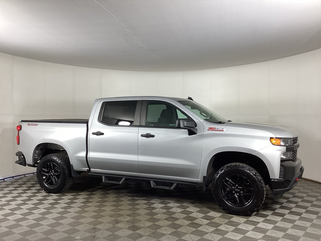Silver Ice Metallic 2021 Chevrolet Silverado 1500 Custom Trail Boss Crew Cab 4WD Pickup Truck Four-Wheel Drive 6-Speed Automatic