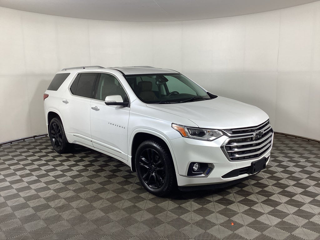 White (Iridescent Pearl Tricoat) 2021 Chevrolet Traverse SUV / Crossover Four-Wheel Drive 9-Speed Automatic