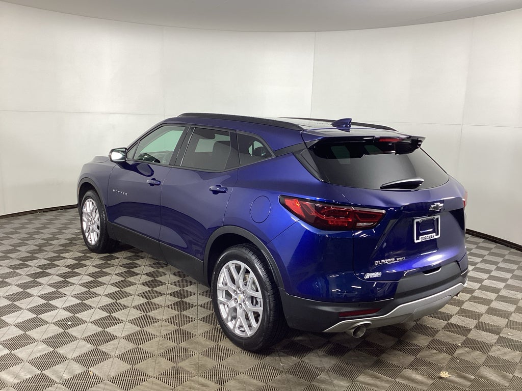 View vehicle photo 4