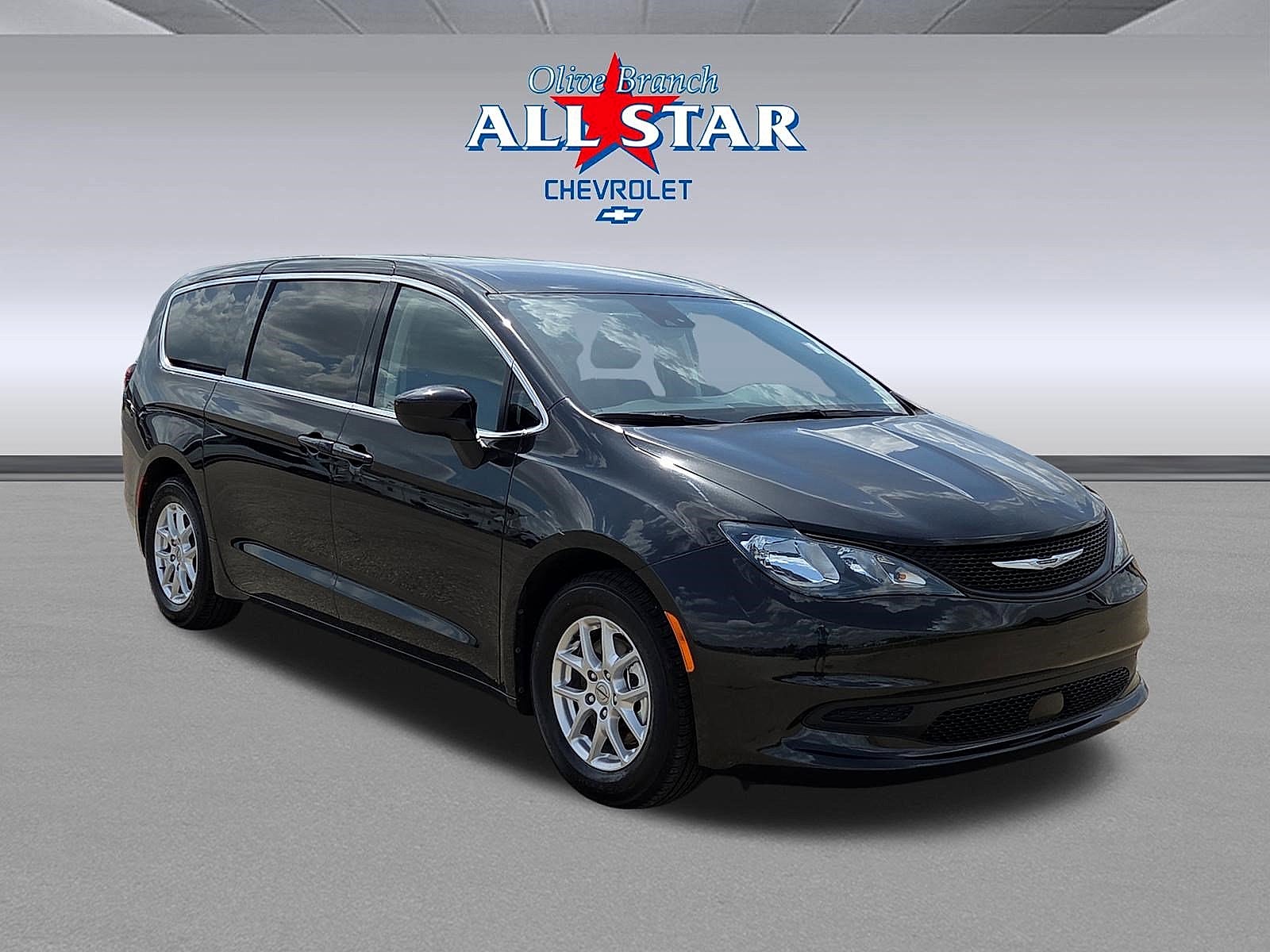 Brilliant Black Crystal Pearlcoat 2023 Chrysler Voyager Minivan Front-Wheel Drive Automatic