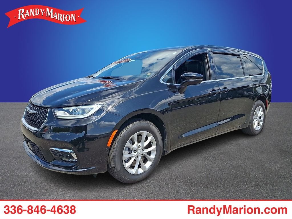  2025 Chrysler Pacifica Select AWD   