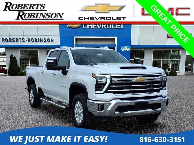 Summit White 2025 Chevrolet Silverado 3500HD Pickup Truck Four-Wheel Drive Automatic