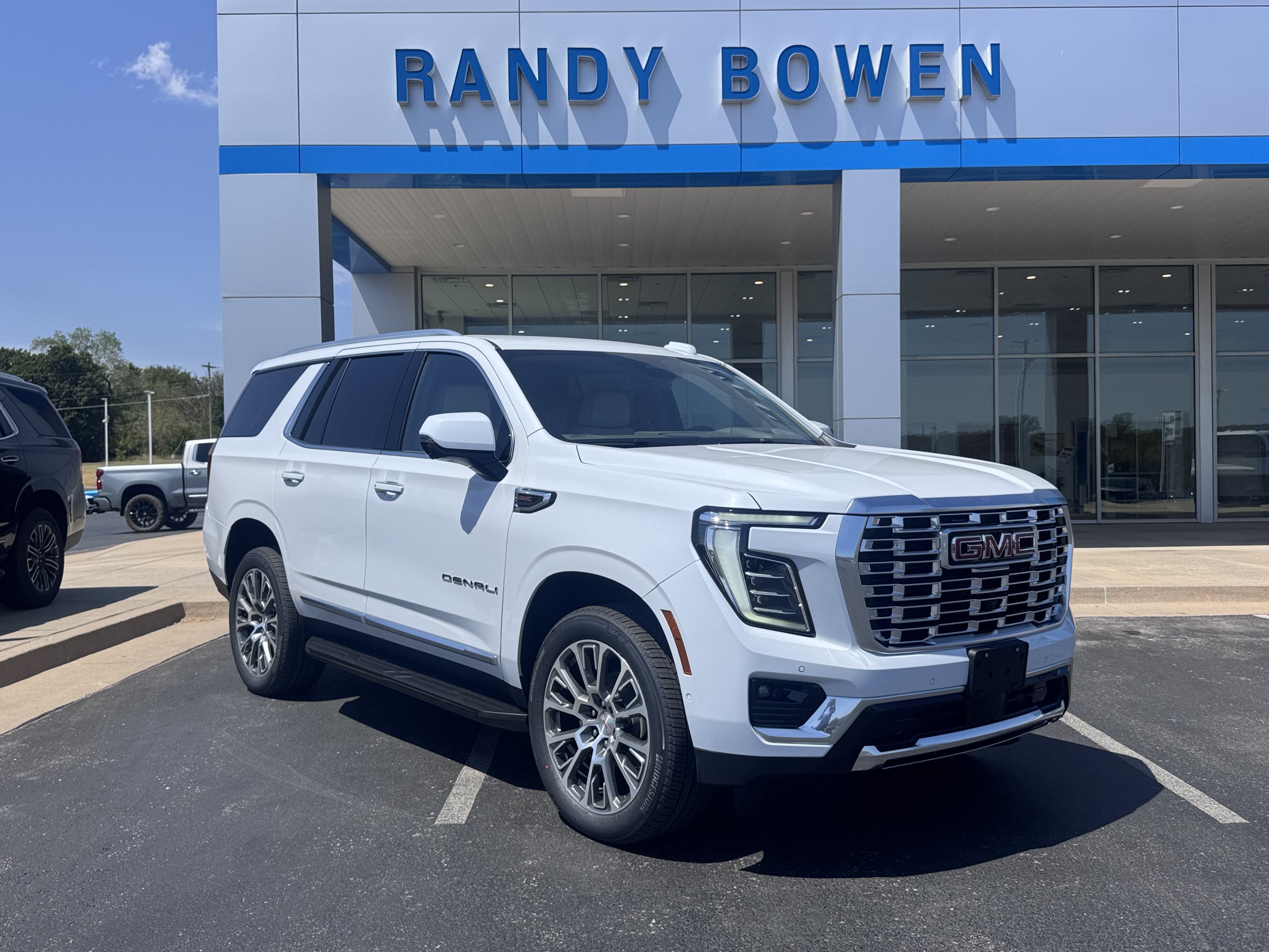 Glacier White Tricoat 2026 GMC Yukon SUV / Crossover Four-Wheel Drive Automatic