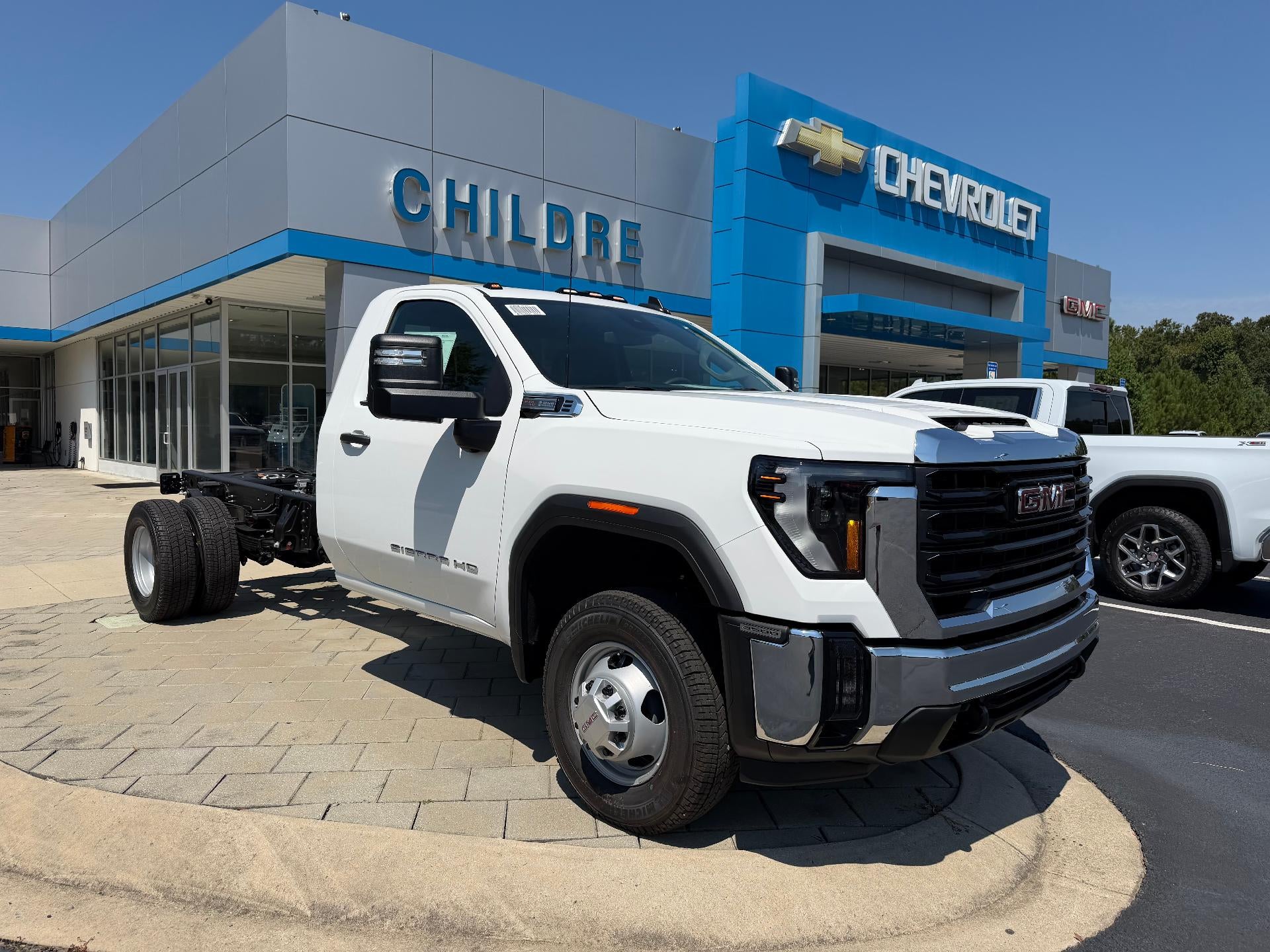 Summit White 2026 GMC Sierra 3500HD Chassis Pickup Truck Four-Wheel Drive Automatic
