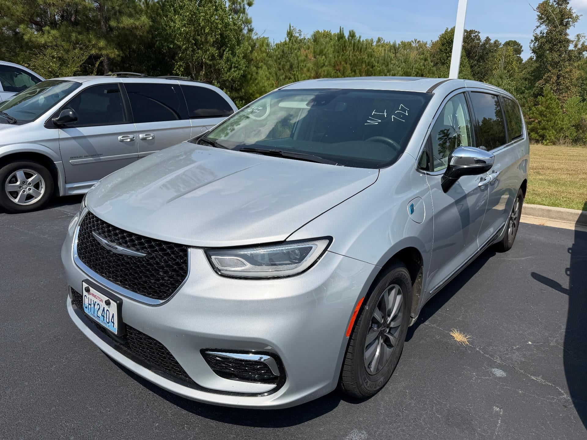 2023 Chrysler Pacifica Hybrid Limited FWD   