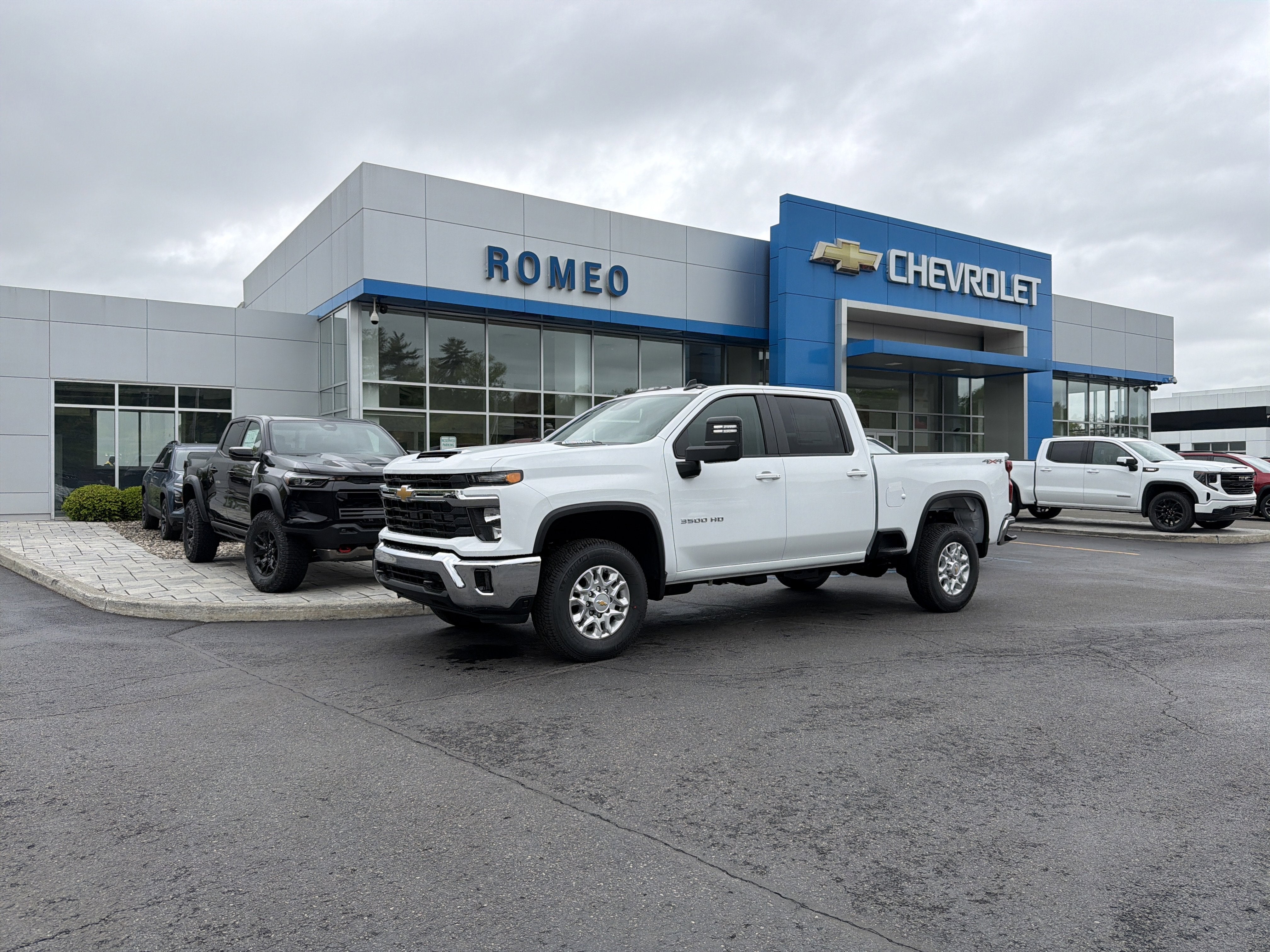Summit White 2026 Chevrolet Silverado 3500HD Pickup Truck Four-Wheel Drive Automatic