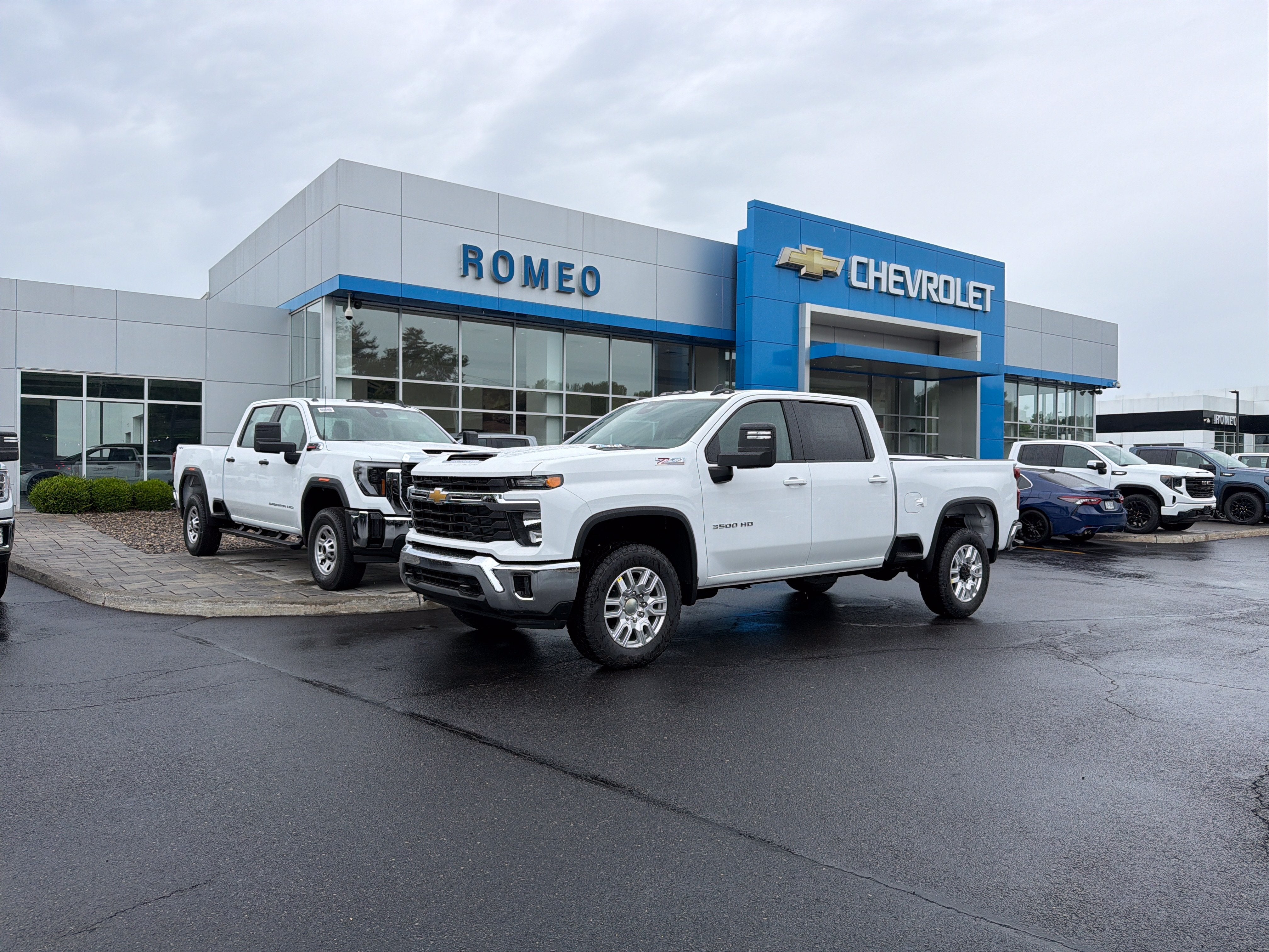Summit White 2026 Chevrolet Silverado 3500HD Pickup Truck Four-Wheel Drive Automatic