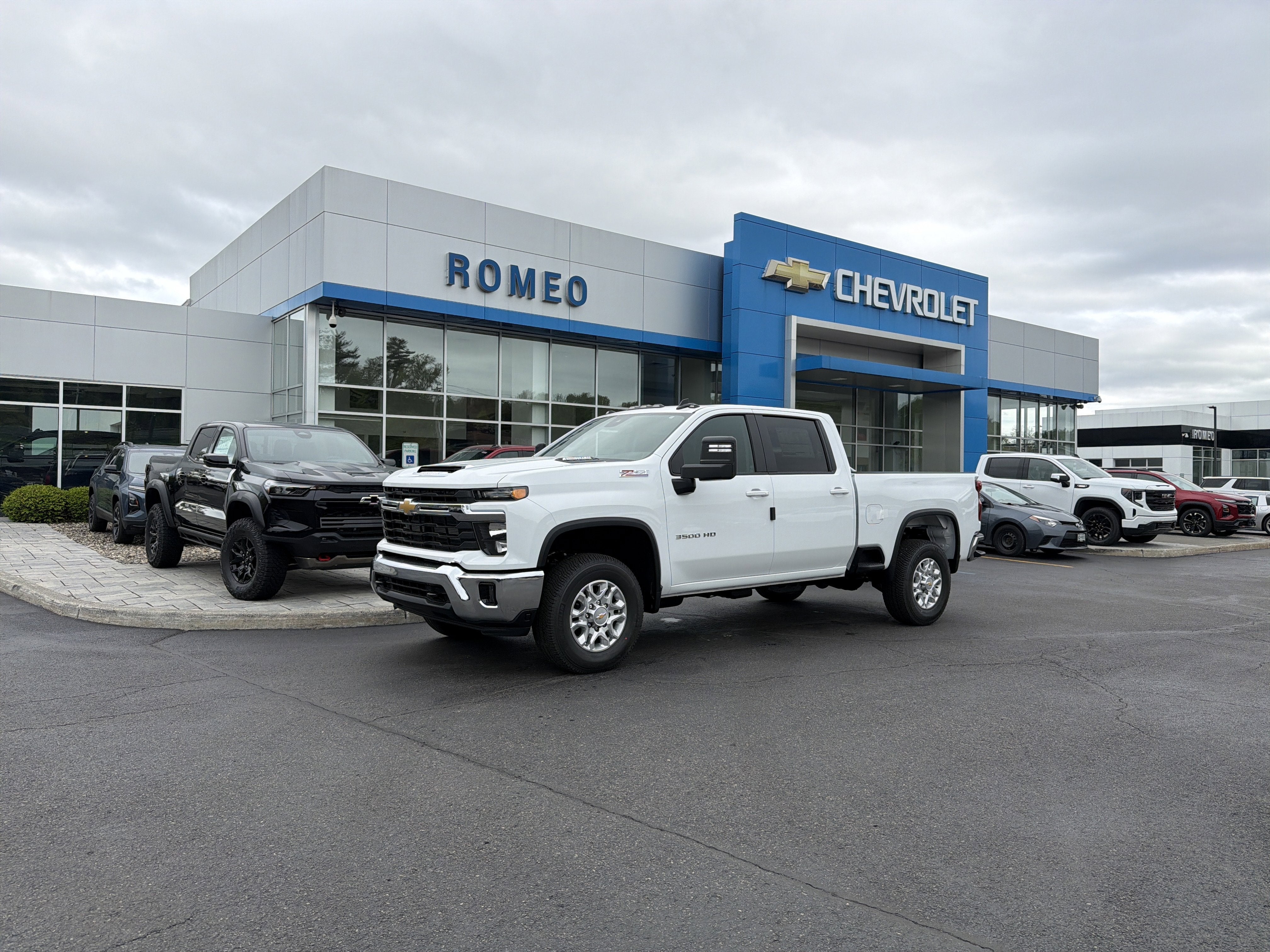 Summit White 2026 Chevrolet Silverado 3500HD Pickup Truck Four-Wheel Drive Automatic