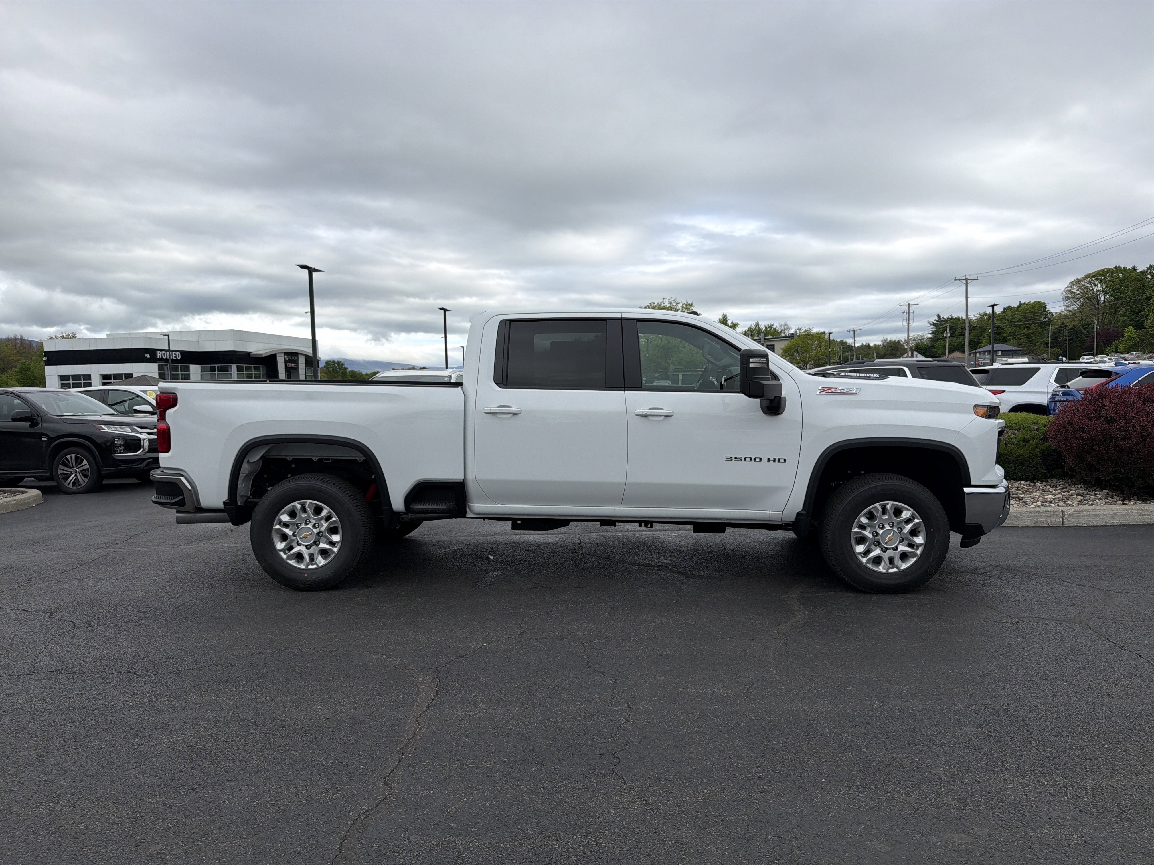 View vehicle photo 4