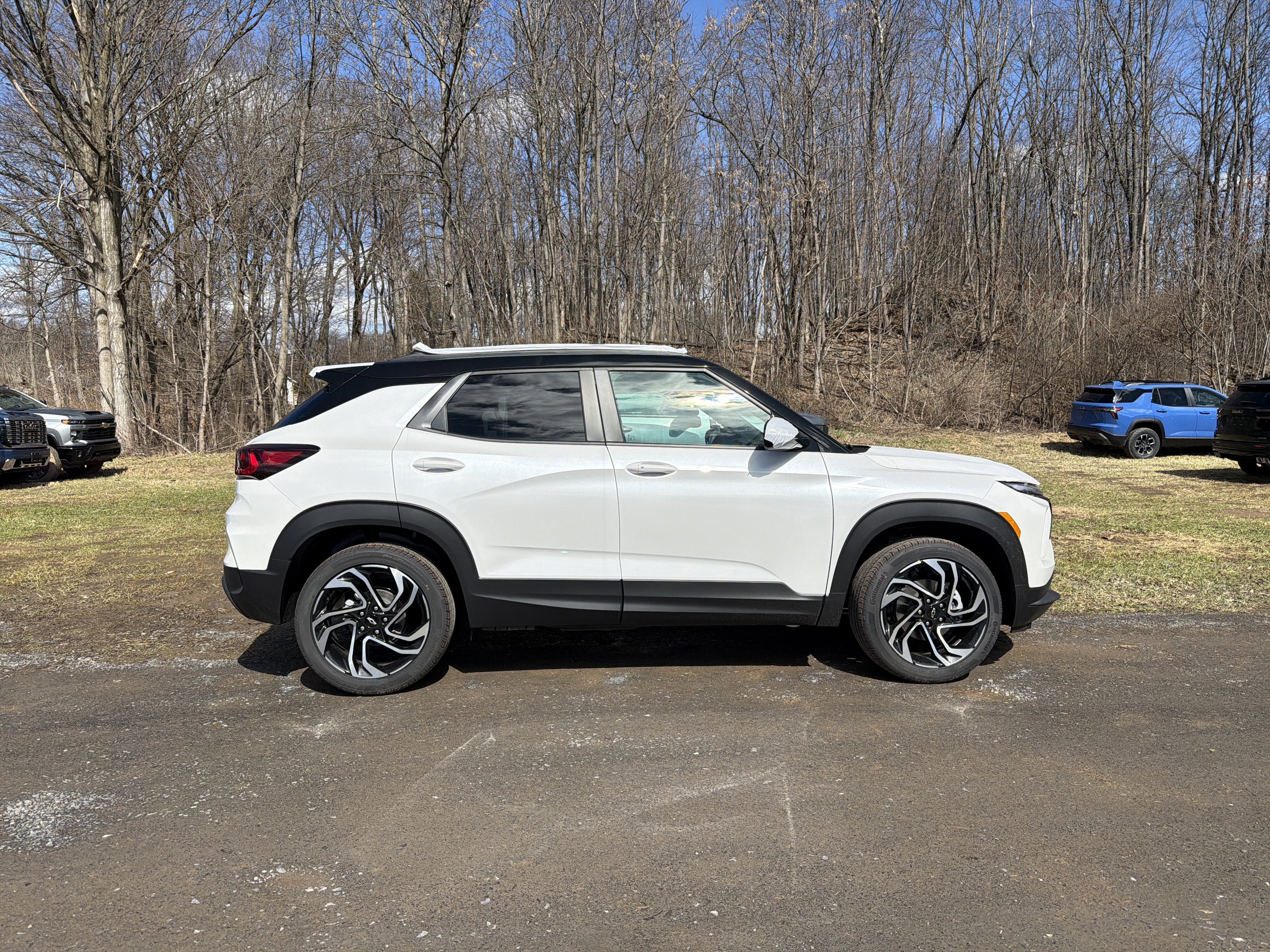 View vehicle photo 4