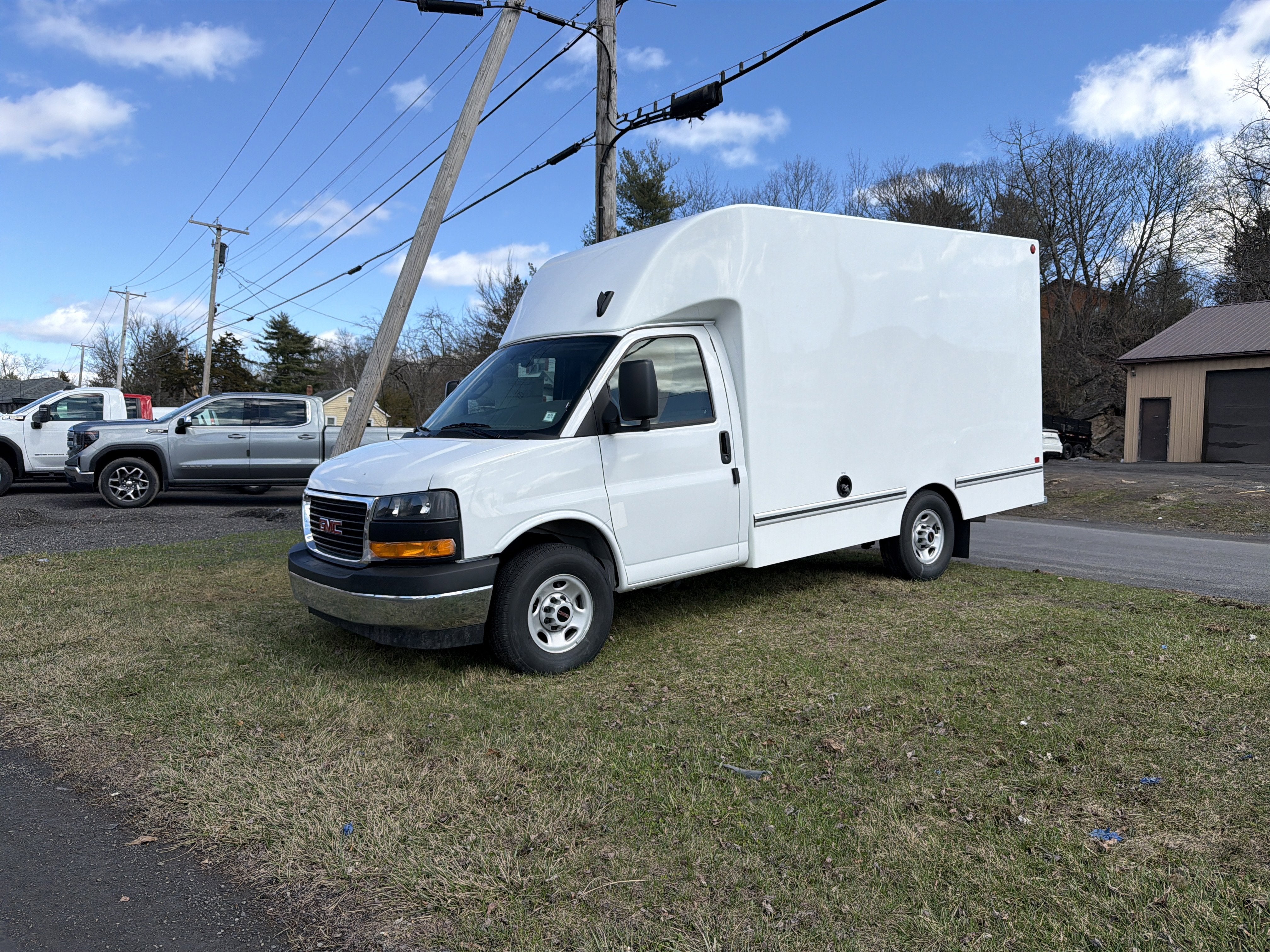 Summit White 2025 GMC Savana Chassis 3500 139 Cutaway RWD Van Rear-Wheel Drive Automatic