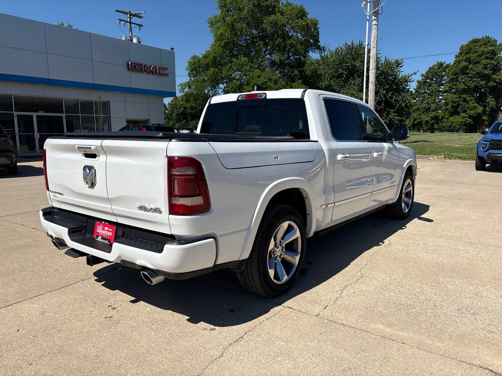 View vehicle photo 3