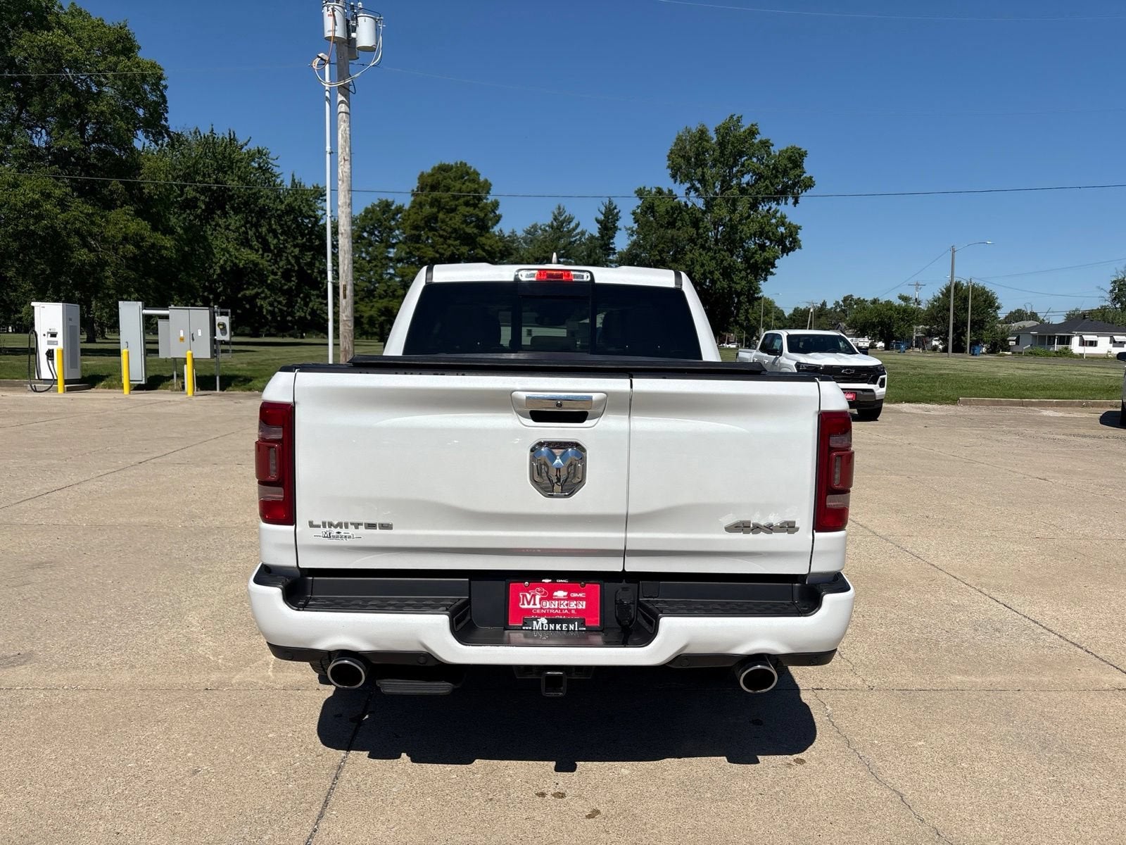 View vehicle photo 4