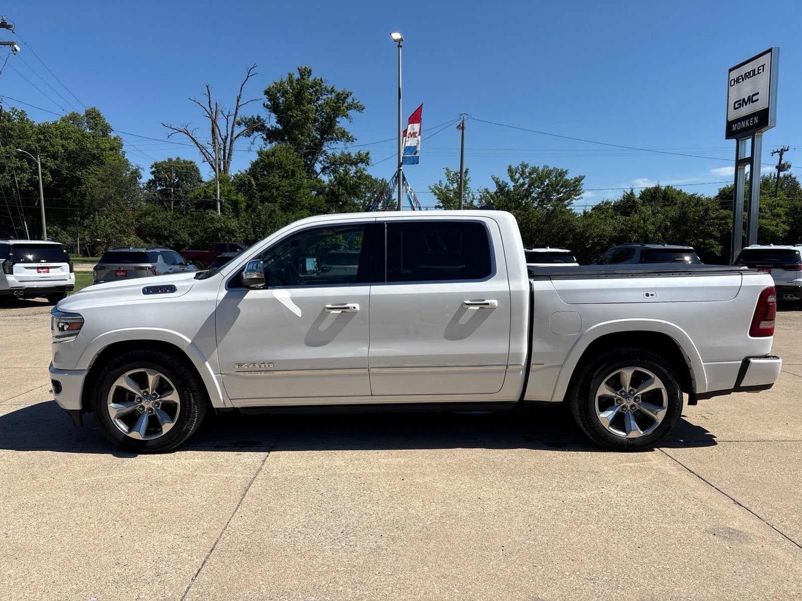 View vehicle photo 6