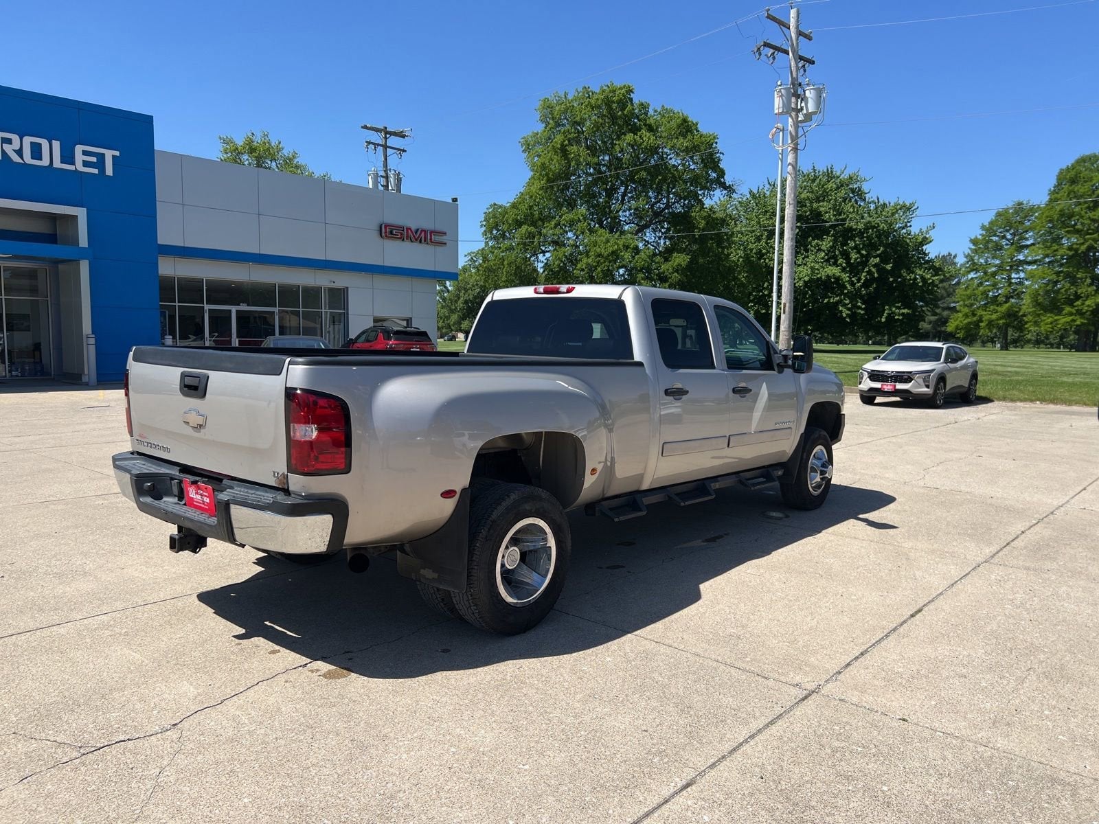 View vehicle photo 3