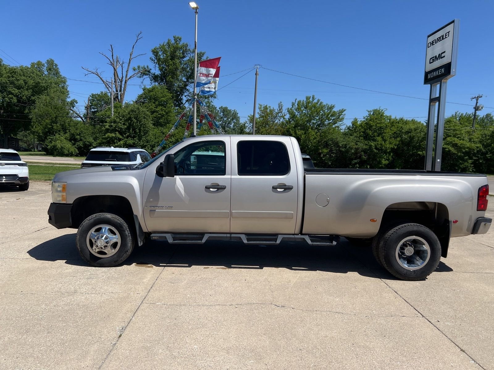 View vehicle photo 6